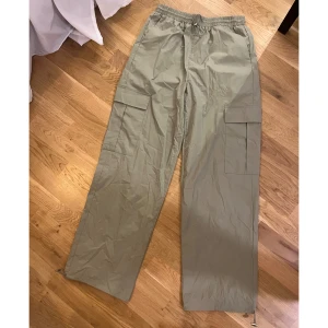 Gröna cargobyxor - Gröna cargopants med dragsko snöre både i midja och byxben så du kan välja om du vill ha en bred passform eller att den ska sitta tight nertill. Använda en gång.