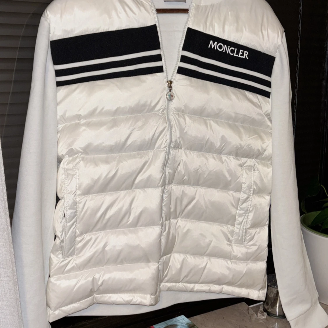 Vit pufferjacka med huva från Moncler - 3