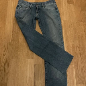 Lågmidjade Lee jeans  - Ett par supersnygga trendiga Lågmidjade jeans från Lee.💕Midjemått: 74cm