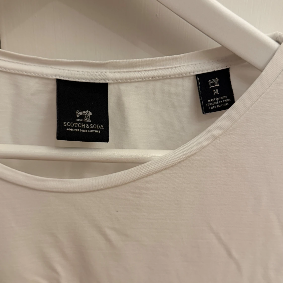 Vit t-shirt från Scotch & Soda - 1