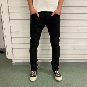 Jeans diesel  - Size W31_L32  Svarta jeans från Diesel med klassisk femficksdesign och diskreta nitar. Byxorna är tillverkade i en mjuk bomullsblandning med lite stretch för extra komfort. Snygg passform som funkar till det mesta och stilren look.