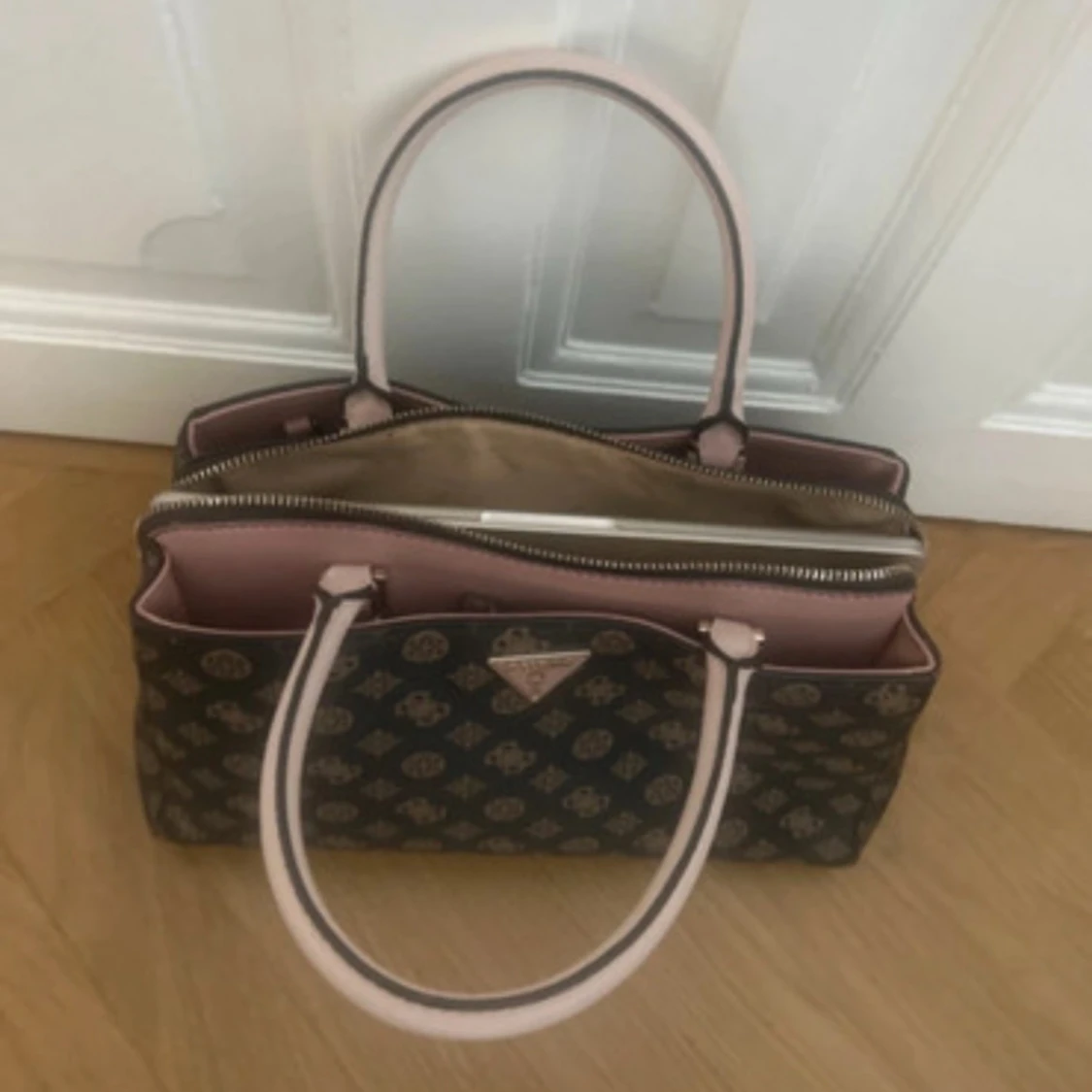 Svart och rosa handväska från Guess - 1