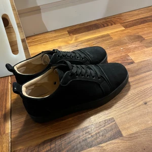 Svarta mockasneakers från Louboutin - Säljer då jag har tröttnat på dom box och andra saker följer med! Pris kan snackas 
