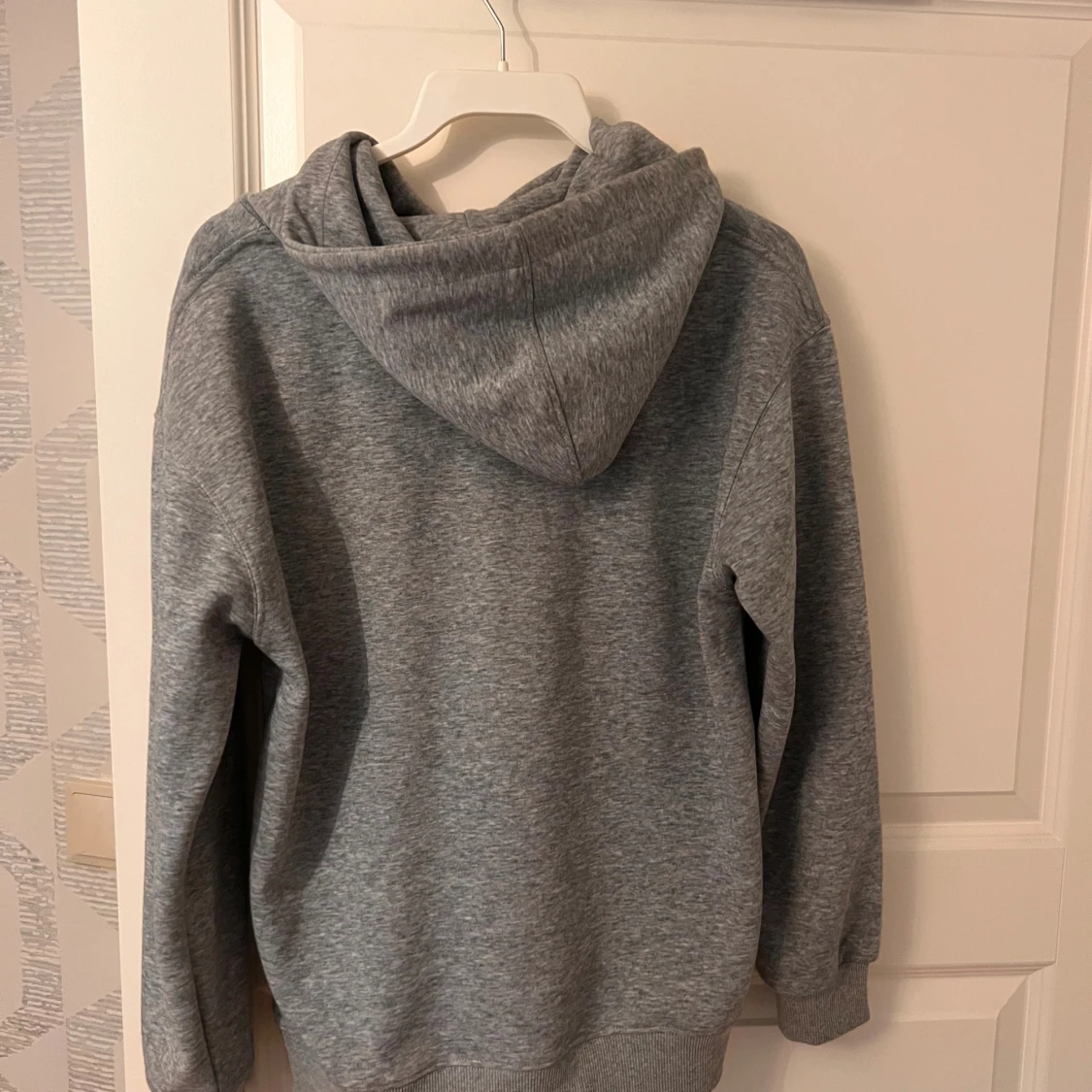 Grå hoodie med broderad logga - 1