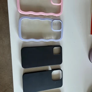iPhone Skal Mix - Sju olika iPhone-skal i varierande färger och former, inklusive vågiga designer och klassiska enfärgade. Passar olika iPhone-modeller, vissa med extra skydd för kameran. Skalen är i gott skick, några har mindre repor och slitage. Perfekt för dig som vill byta stil ofta.