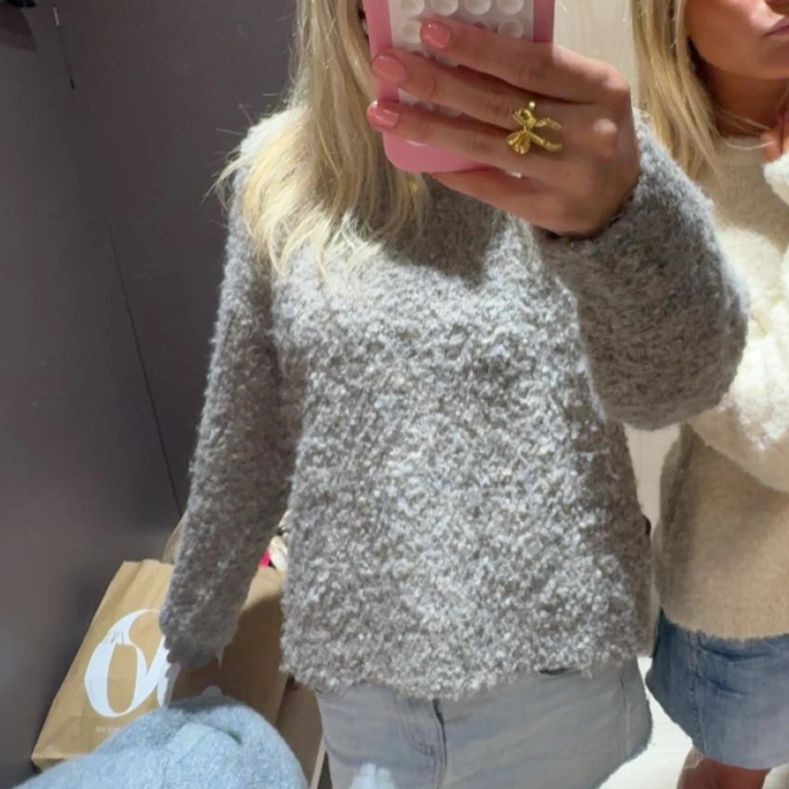 Grå fluffig stickad tröja