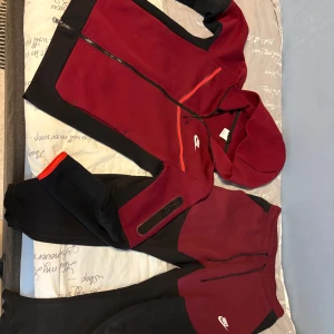  Nike tech fleece - Vinröd,svart,vit  Nike tech fleece tracksuit Storlek S på koftan och M på byxor  