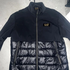 Armani jacka  - Helt ny, aldrig använd har bara testat den. Passar L och XL 