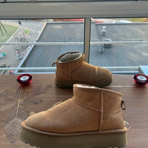 UGG Skor - Ugg snökängor i storlek 39 med en innersula på 25 cm.   Använda endast förra vintern - fint skick   Köpta för 1800 kr