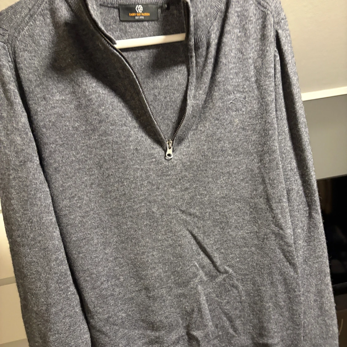 Grå stickad tröja med half zip S