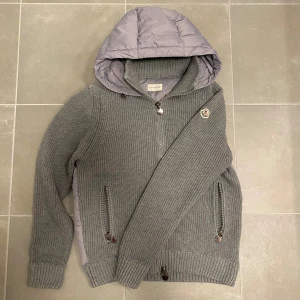 Moncler Cardigan - En riktigt skön och fräsch Moncler cardigan i storlek S. Jag skulle säga att skicket på jackan är 8/10 då den är använd under våren/sommaren som vanligt. Jackan har inga defekter överhuvudtaget. Priset kan självklart diskuteras och det är bara att skriva vid minsta fundering!😇
