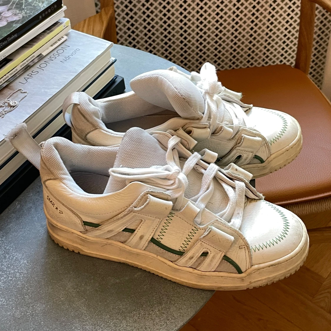 Vita sneakers från SMR