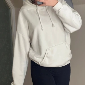 Vit hoodie med huva - Säljer en vit hoodie med huva och snörning. Köpt från bikbok.