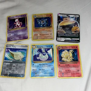 Pokémonkort - Mewtwo, Machamp, Snorlax, Dewgong, Ninetales, Blunder Policy - Samling med sex coola Pokémonkort, inklusive klassiker som Mewtwo, Machamp, Snorlax och Ninetales. Perfekt för dig som vill utöka din samling eller spela med vänner! Färgglada och nostalgiska kort som passar både nya och gamla fans.