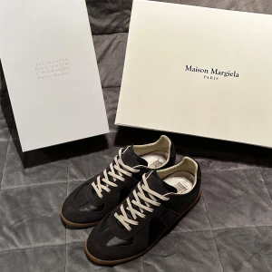Maison Margiela gats - Säljer mina sjukt snygga Maison margiela gats nu eftersom jag har tröttnat på dom. Köpta från deras hemsida i maj, använda flitigt. Box och dustbag ingår, vid fler frågor hör av dej🤩