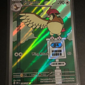 Pidgeotto #208 - Säljer nu mitt Pidgeotto #208 kort. Väldigt bra skick, varit sleevad sen jag öppnade det och bra förvarad.