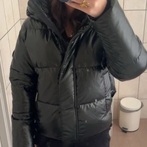 Khujo vinterjacka  - Jacka från Khujo som inte säljs längre den är väldigt mörk grön så den ser svart ut i storlek S. Orginalpris: 2300. Det är inga fel på den och är använd en vinter, jätte varm. Pris går att diskuteras och skriv för fler bilder!