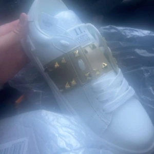 Valentino sko - Usikker på om de er ekte ettersom jeg har kjøpt dem fra reseller. Medfølger ikke eske eller kvittering.