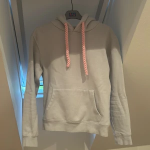 Syna World rosa hoodie - Säljer en Hoodie ifrån Syna World i storlek S. Använd ett fåtal gånger med omsorg och försiktighet, samt inga defekter på tröjan. Orginella påsen samt stickers medföljer. Kan gå ner i pris, skriv ifall ni behöver fler bilder eller har funderingar. 
