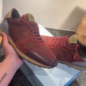 Valentino Rockrunner  - Hej, säljer nu mina rockrunners i en unik vinröd färg, de är storlek 41 men passar upp till 42, har använts förra året men annars bara stått på hyllen. De har inga hål eller liknande och är perfekta inför höst/vinter. Hör av er vid frågor eller mått 📐 😁🔥(bara skor ingen box)