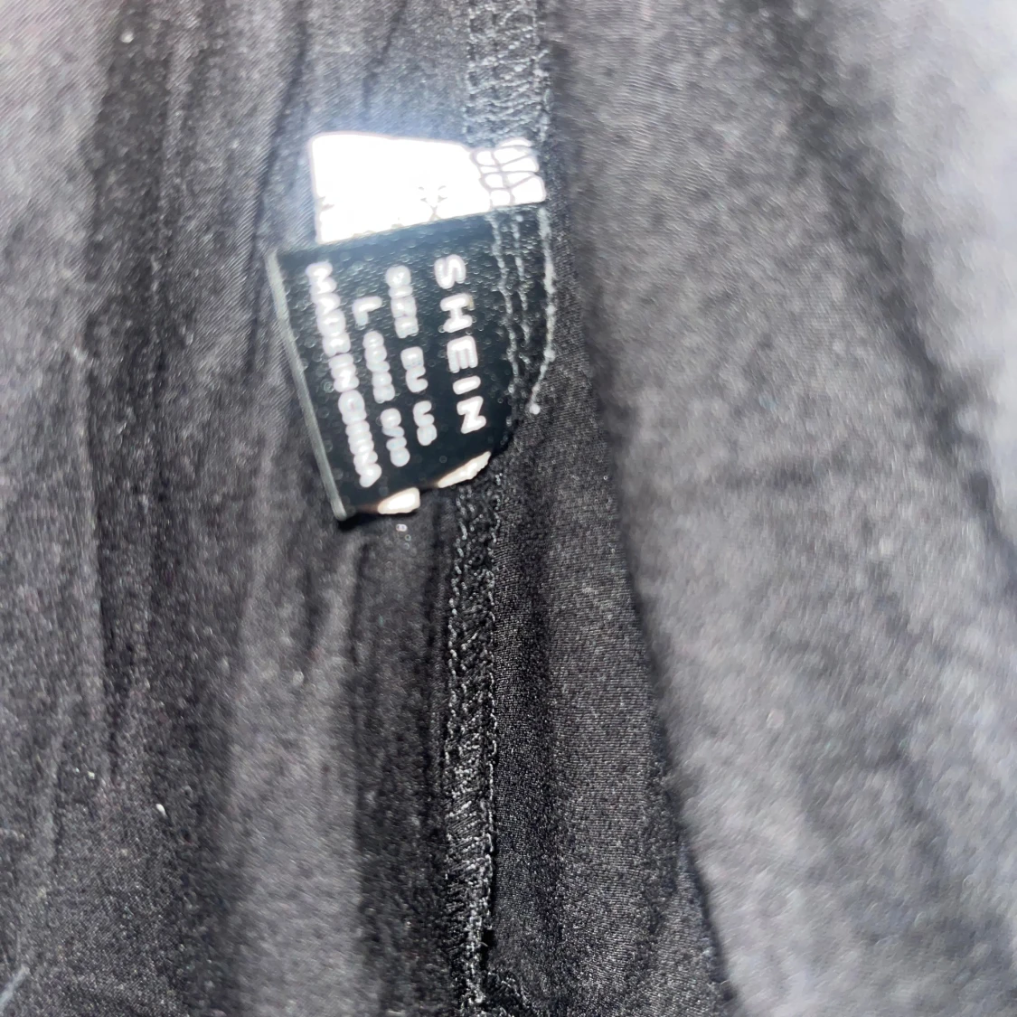 Svart topp med öppen rygg från SHEIN - 2