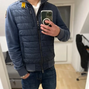 Parajumper cardigan  - Riktigt fet parajumper cardigan nypris 4600 mitt pris endast 1599 kan gå ner i pris snabb affär tar även byten skriv för mer frågor 