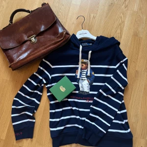 Ralph lauren hoodie - Säljer nu en asfet hoodie från Ralph Lauren i mycket bra skick❤️Var inte rädd för att ställa fler frågor👍