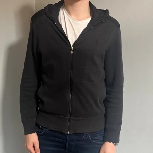 Ralph lauren Cardigan  - Ralph lauren Caridgan i mycket bra skick.                      Perfekt nu inför hösten 🍁🍂.                          Kontakta gärna vid frågor🤗