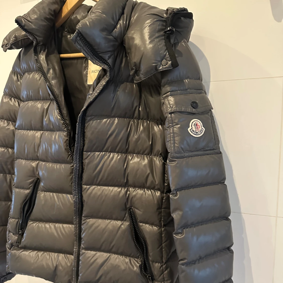 Mörkgrå dunjacka från Moncler - 1