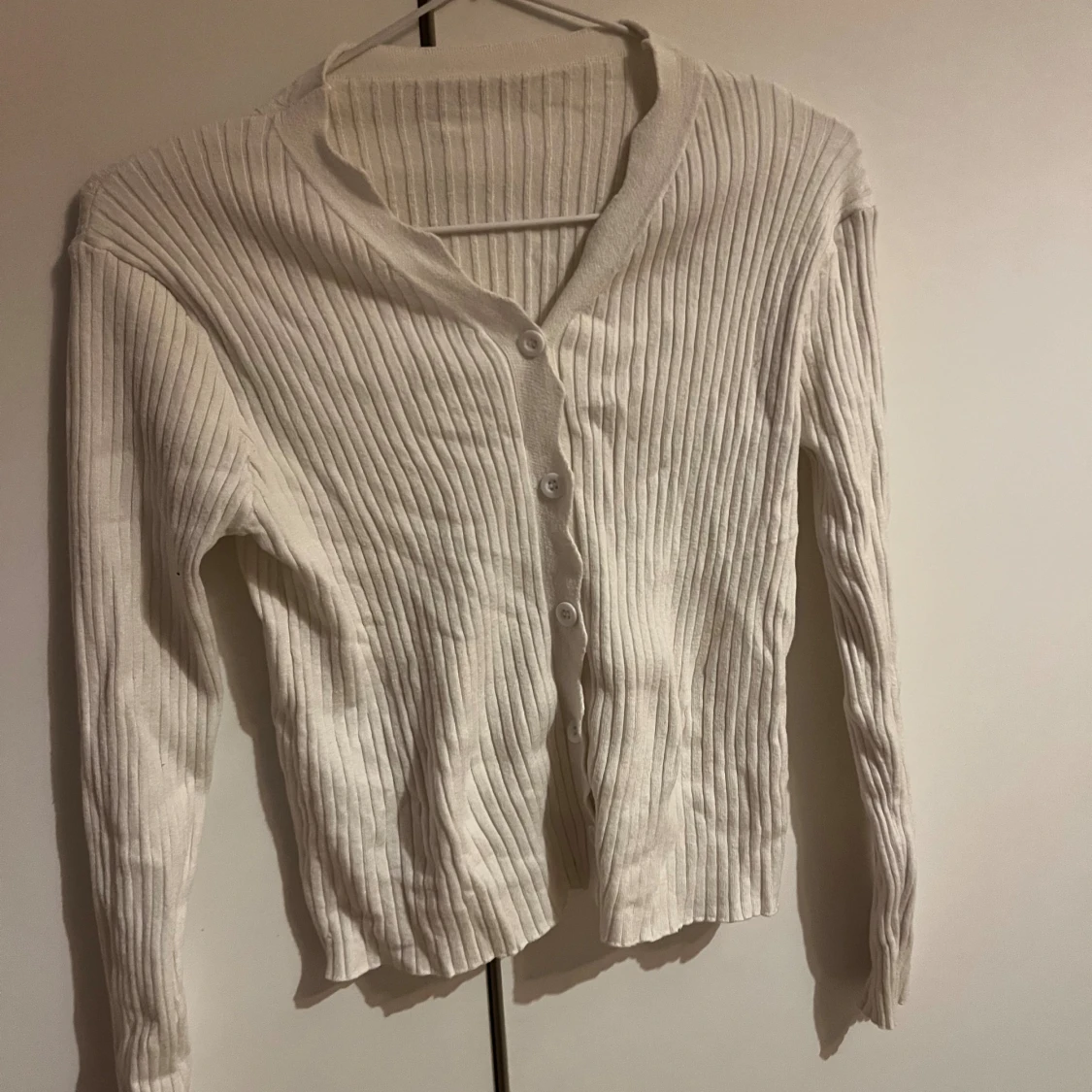 Vit ribbad kofta med knappar - 1