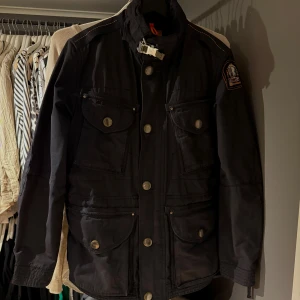 Mörkblå Parajumper Field Jacket - Mörkblå Parajumper Field Jacket Masterpiece Series i storlek M, riktigt bra skick och passar perfekt på mig som är 184 cm lång och väger 73 kg. Givetvis äkta, nypris 5000+, kom gärna med bud.