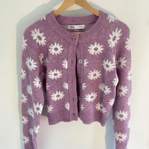 Blommig kofta från Zara - Snygg kofta från Zara. Har använt typ 2 gånger. 