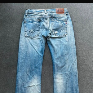 Replay jeans lite baggy fit   32/32 - Archive dry salvedge jeans från Replay. Jeansen har slitna detaljer, ljus tvätt och bakfickor med broderi. Märkespatch i läder bak och Replay-logga vid fickan. 