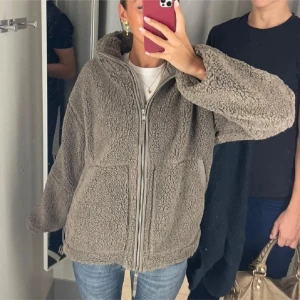 Brun teddyjacka H&M - säljer denna super snygga populära teddyjackan från HM i storlek xs som är helt slutsåld! perfekt nu till hösten, kan tänka mig gå ner lite i pris vid snabb affär, skriv för mer frågor eller bilder💕💕