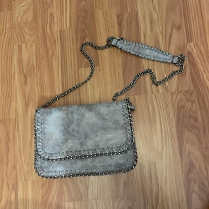 Väska  - Superfin grå axelremsväska med kedja!