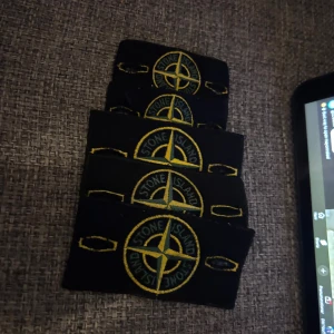 SÖKER STONE ISLAND!!!! - Söker Stone island plagg under 500kr. Dem kan ha defekter men sålänge dem är äkta och har badge på så är jag intresserad. Söker i storlek 170/14 och Xs/S.  Söker främst sweatshirts utan luva