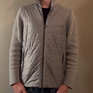 Massimo dutti cardigan - Riktigt schyssst cardigan från Massimo dutti. Riktigt bra skick och perfekt till hösten.