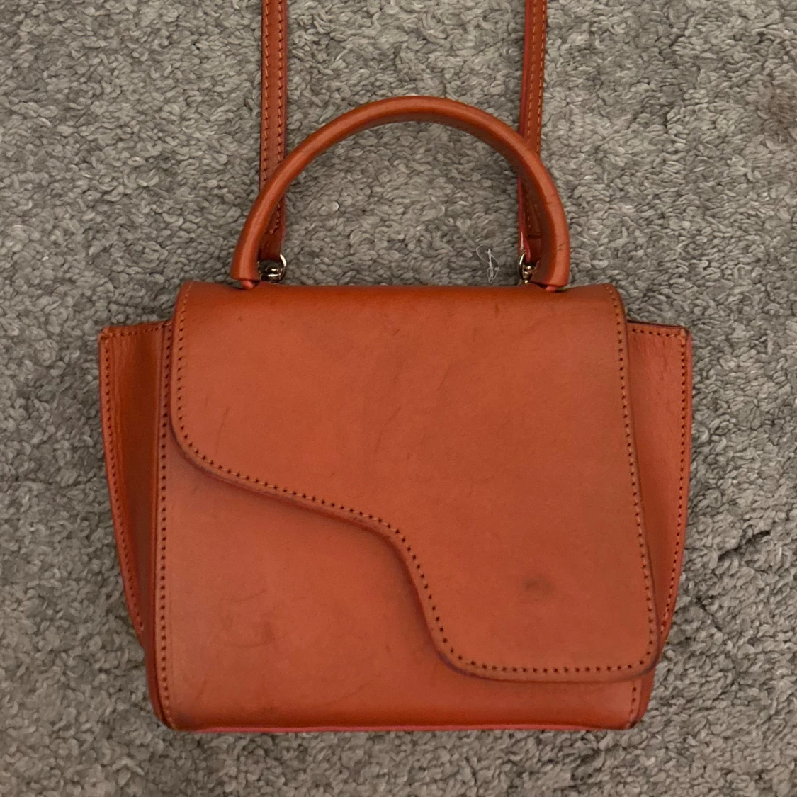 Orange axelväska i skinn med unik form - 2