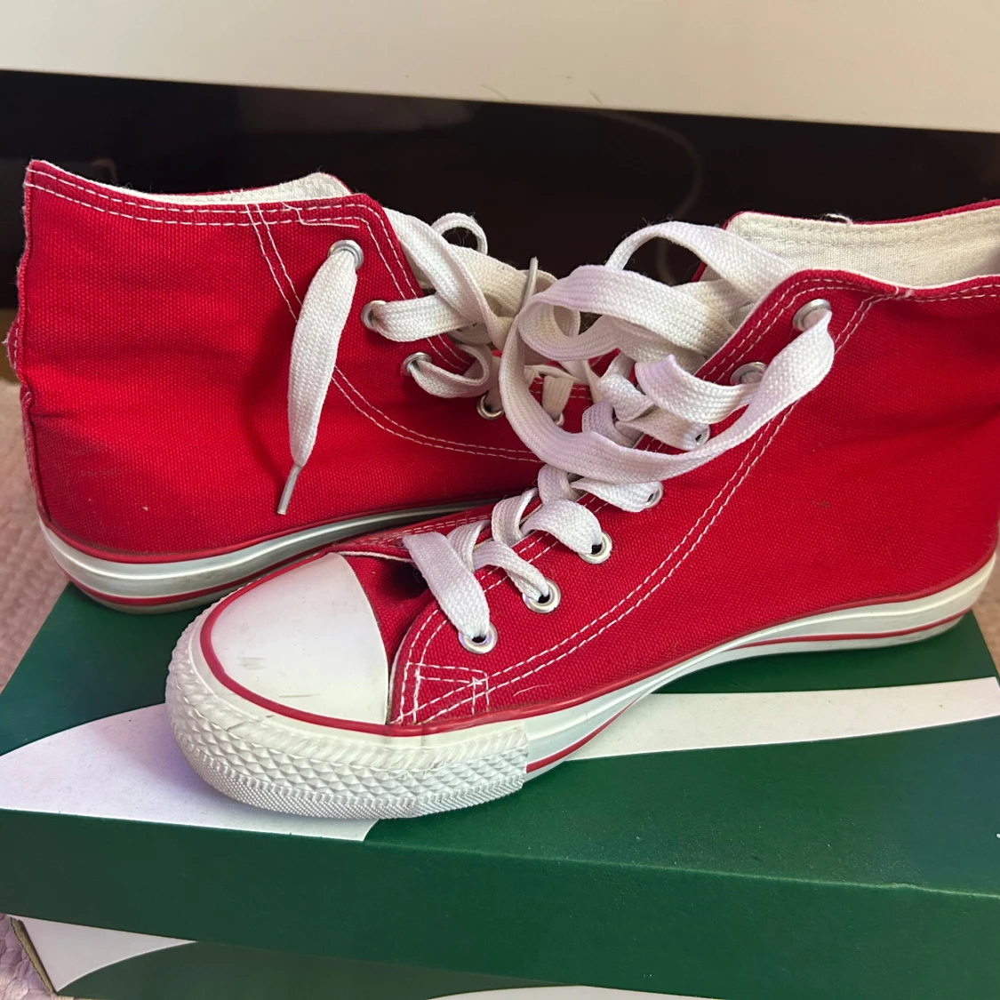 Röda höga sneakers med vit sula - 2