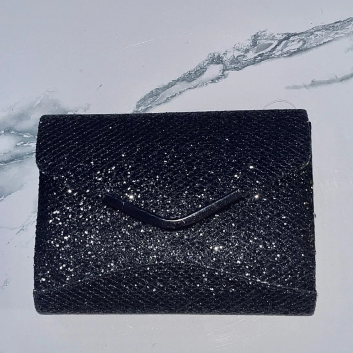 Svart glittrig kuvertväska med kedja