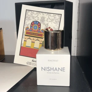 Nishane Hacivat Extrait Parfym 100ml - Exklusiv parfym från Nishane. Toppnoter: bergamott, ananas, grapefrukt. Hjärtnoter: jasmin, patchouli, cederträ. Basnoter: clearwood, ekmossa, dry timberwood. Perfekt för dig som vill sticka ut. Cirka 96% av flaskan kvar. Knappast använd.