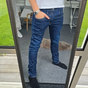 Replay Jeans - Supersnygga Replay jeans I storlek 31. Skulle dock säga att de även passar de som har w32. De är som nya och är gjorda i Hyperflex meterial, vilket är Replays dyrare modeller.  Skriv om du undrar något! ❤️‍🔥