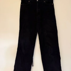 Svarta  jeans från Dr Denim - Svarta jeans från Dr Denim i modellen Moxy Straight. Klassisk femficksdesign, raka ben och normal passform. Stretchiga och raka i modellen.