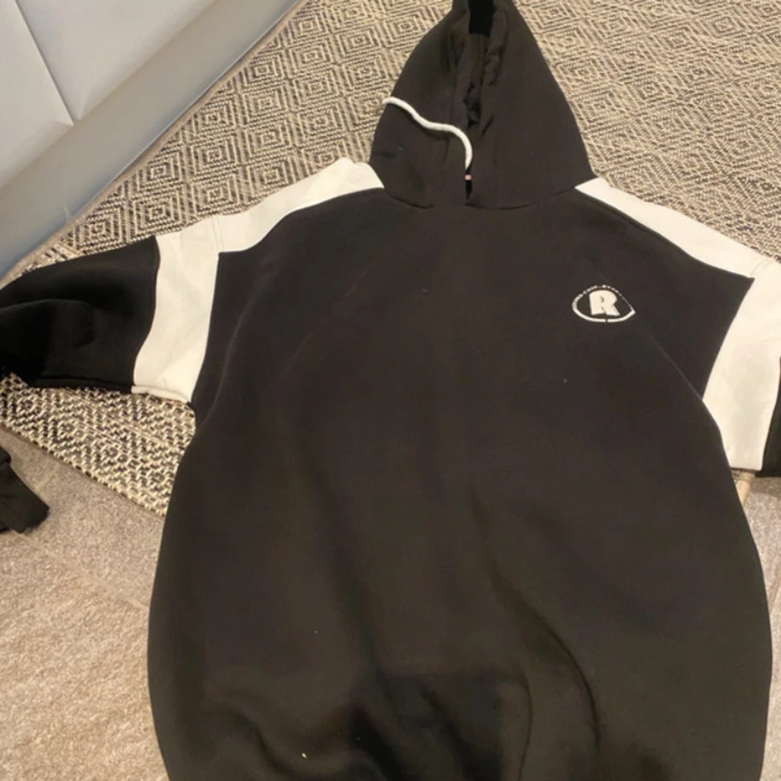 Svart och vit hoodie med tryck - 1