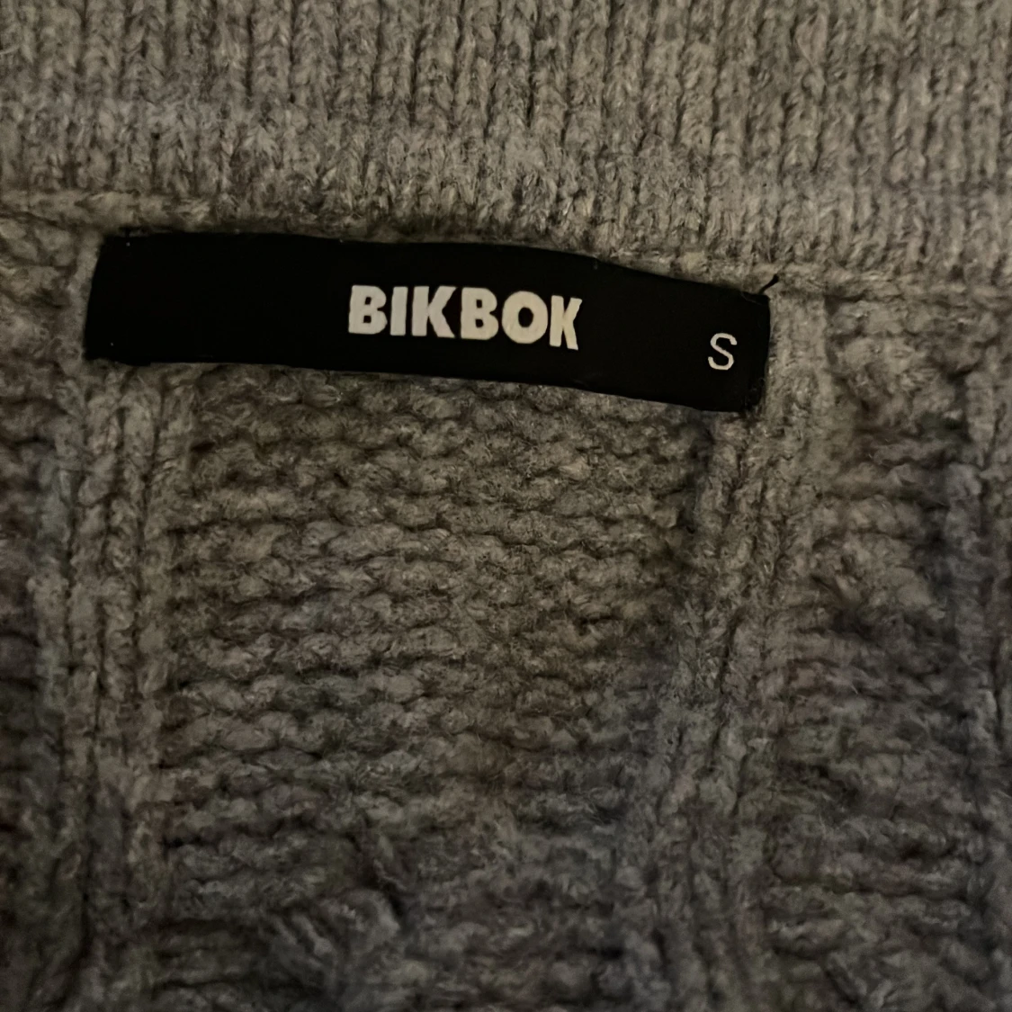Grå stickad polotröja från Bikbok - 1