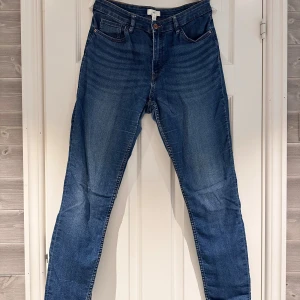Jeans  - Jeans från H&M i storlek 42💕