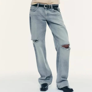 Eftertraktade jeans från Zara🥰🥰😇 - Suuuper snygga jeans från Zara!! Jag säljer dessa jeans från Zara då jag behöver pengarrr❤️🥰😇 dom är i super skick för jag har bara använt dom 1 gång då därför säljer jag för 300kr✌️😇😛 nypris 399/400