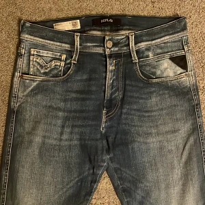 Replay Anbass blå jeans slim fit - Replay anbass jeans w31 l32 skick 9/10 nästan helt nya. Mått längd 101cm, midja 38cm, innelår 77cm. Pris kan diskuteras meddela mig vid frågor eller funderingar.