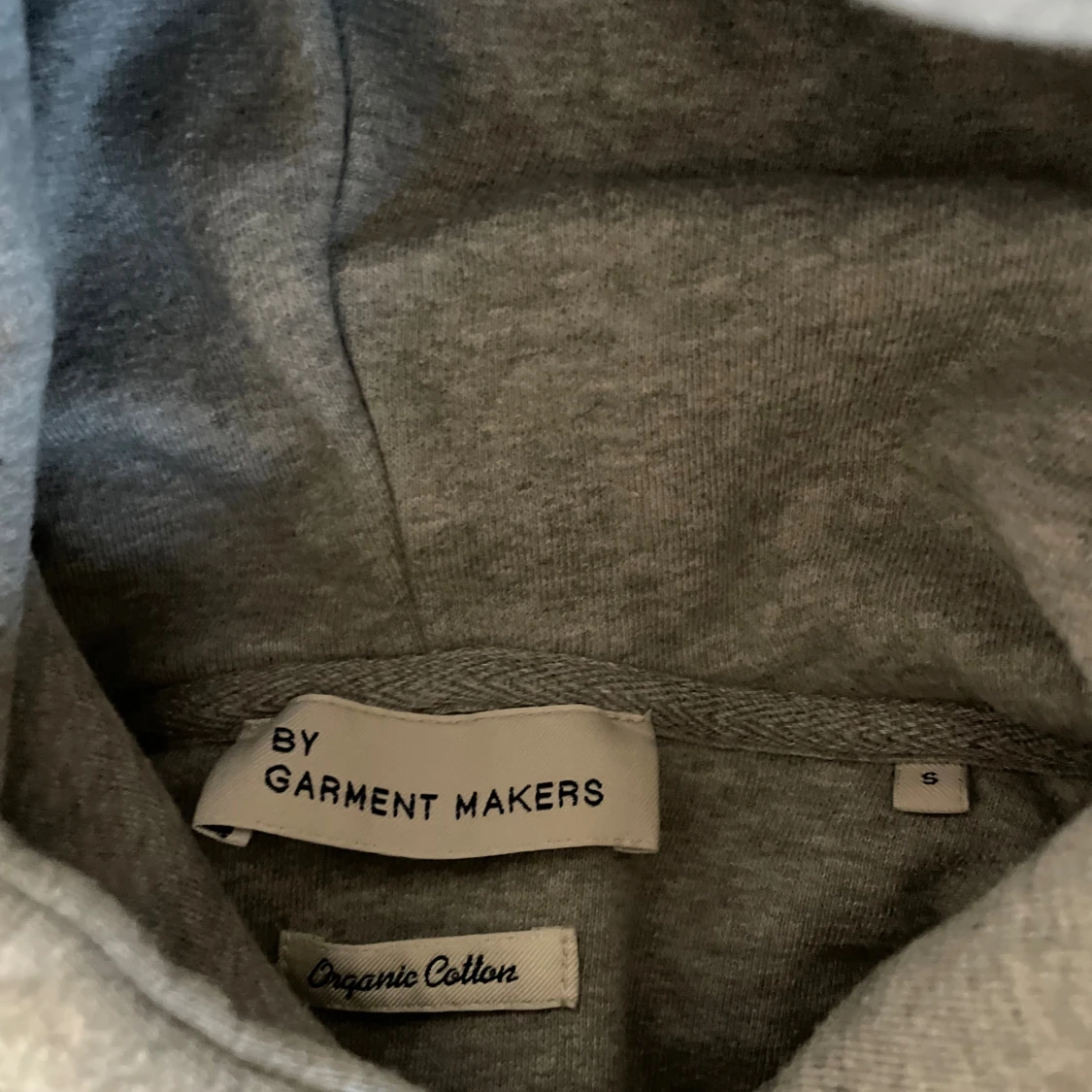 Grå basic hoodie med huva - 4