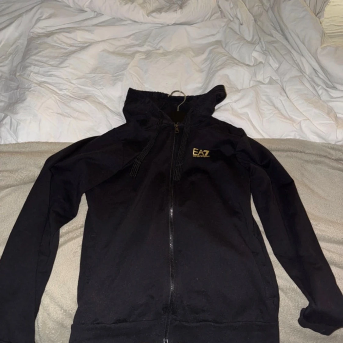 Svart hoodie från EA7 med dragkedja